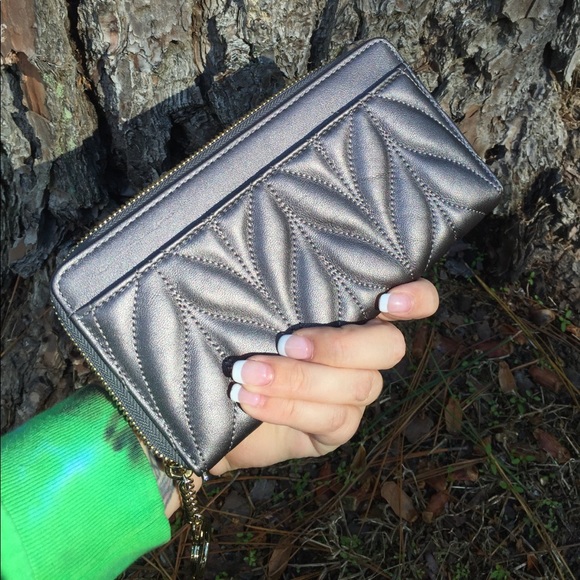 ♠️ KATE SPADE ♠️ quilted style zip-around clutch! - Picture 6 of 8